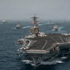 Buques de guerra de la Armada estadounidense desplegados en Medio Oriente, en fotografía difundida por el Comando Central