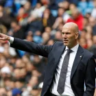 Zinedine Zidane, cuando estaba al frente del banquillo del Real Madrid, durante un partido.