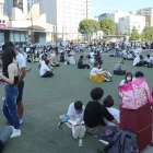 Varias personas se congregan frente a un edificio tras un potente terremoto en la ciudad de Kumamoto, Japón, el 28 de julio de 2026.