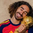 Marc Cucurella celebra con el trofeo tras la conquista del Mundial.