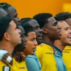 Kendry Páez (izq.) junto a sus compañeros de la selección de Ecuador antes de un partido del Mundial 2026.