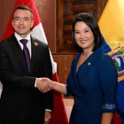 Daniel Noboa y Keiko Fujimori estrechan manos en Lima durante el acuerdo binacional.
