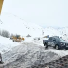Trabajadores gubernamentales y agentes de policía despejan una carretera afectada en la frontera entre Argentina y Chile, el 26 de julio de 2026.
