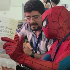 Spider-Man sorprendió con una visita a la redacción de EXPRESO antes del estreno de Spider-Man: Brand New Day.