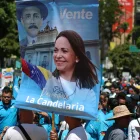 Una personas sostiene un cartel con la imagen de la premio nobel de la paz María Corina Machado este martes, durante una manifestación en Caracas (Venezuela).