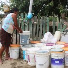 Al pie de las viviendas de los comuneros han ubicado baldes para abastecerse de líquido en los momentos en que les llega el agua a las llaves