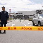 Agentes de policía resguardan el acceso al centro comercial en Kumamoto tras el sismo en Japón.