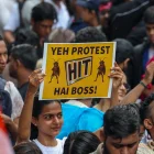 Jóvenes manifestantes en India exhiben carteles creativos durante la protesta que derivó en la renuncia ministerial