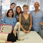 Leo, acompañado por médicos y familiares, celebra un nuevo avance en su tratamiento contra la piel de mariposa.