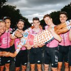 El ciclista ecuatoriano Richard Carapaz cargado en brazos por todos los compañeros de su equipo.