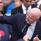 Gianni Infantino, presidente de la FIFA, posa junto a aficionados durante el Mundial 2026.