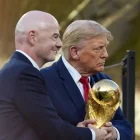 Imagen en la que puede verse al presidente de la FIFA, Gianni Infantino (i), y al presidente de Estados Unidos, Donald Trump (c), con el trofeo del Mundial de la FIFA 2026.