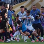 Leandro Paredes (c) de Argentina empuja a Gavi (c-abajo) de España al terminar la final del Mundial de la FIFA 2026.