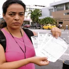 1. Deuda. Con un fajo de facturas en sus manos, Estefanía muestra el peso económico de más de un año de tratamientos.