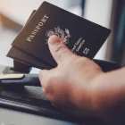 Pasaporte sobre una maleta, símbolo del documento que en Ecuador tiene un costo definido en 2026.