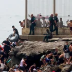 Miles de jóvenes marroquíes llegaron este jueves a la frontera entre Castillejos (Marruecos) y Ceuta.