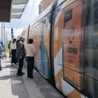 En cada estación del tranvía existen las maquinas para la recarga de las tarjetas y para la validación del pasaje.
