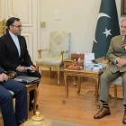 El ministro de Interior iraní, Eskandar Momeni (i), reunido en Islamabad con el primer ministro paquistaní, Shahbaz Sharif (d).