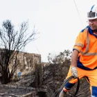 Personal de NGE Energie Solutions asegura las líneas eléctricas frente a viviendas dañadas por el fuego tras los incendios forestales en Le Porge, Francia.