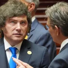 El presidente de Argentina, Javier Milei (i), habla con su homólogo de Bolivia, Rodrigo Paz.