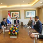 El presidente paraguayo, Santiago Peña, con directivos de Novacero y Holding Swissôtel en Quito, el 29 de julio de 2026