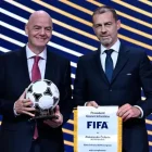 Gianni Infantino junto a Aleksander Ceferin (d), principales directivos de FIFA y UEFA, respectivamente.
