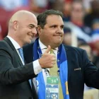 Infantino (i) posa junto al presidente de la Concacaf Victor Montagliani.