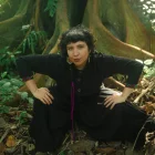 Grecia Albán estudio violonchelo en el Conservatorio Nacional de Música. Es licenciada en Música Contemporánea y Canto por la Universidad San Francisco de Quito.