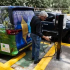Una persona recarga su carro con electricidad, se multiplican estos puntos de carga en el mundo.