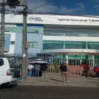 Decenas de personas acuden a diario a la ANT y forman largas filas para obtener la licencia de conducir.