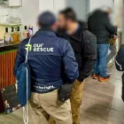 Los sospechosos fueron capturados en dos allanamientos en La Mariscal y Jipijapa, norte de Quito.