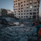 Palestinos desplazados internamente inspeccionaron una mezquita destruida tras un ataque aéreo israelí en la Franja de Gaza, el 28 de julio de 2026.