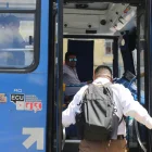 Referencial. Usuarios abordan un bus urbano en Ecuador, en medio del alza de tarifas.