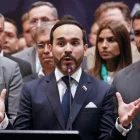 El presidente electo de Colombia, Abelardo de la Espriella (c), habla durante un empalme territorial con alcaldes de Cundinamarca este jueves, en Bogotá (Colombia).