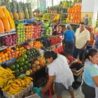 La sección de frutas en el mercado de Sauces IX.
