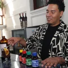 Carlos Roldán muestra los preparados con puntas, a los que nombró como algunos aceites que se venden en mercados como amansa guapos, etc.