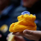 Fotografía del 9 de julio 2026 de una bota de lana para bebé, símbolo de la organización de apoyo para víctimas de adopciones forzadas y tráfico de niños en Chile.