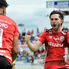 Emiliano Griffa (d) festeja uno de los goles con Leones en la LigaPro 2026.