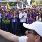 Harold Burbano participa en la marcha organizada por Acción Democrática Nacional (ADN) hacia la sede del CNE en Quito, durante la inscripción de las candidaturas para las elecciones seccionales.