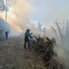 Moradores de Tanda apoyaron a los bomberos en las labores para contener el incendio forestal y evitar que las llamas alcanzaran viviendas cercanas.