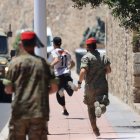 Medios desplegados intentan detener a un migrante este domingo 2 de agosto en Ceuta.