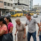 La escena refleja el impacto cotidiano de las pequeñas faltas de convivencia y la transmisión del irrespeto a las normas en la vía pública.