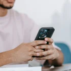 Referencial.Usuario revisa su teléfono tras recibir el aviso de que la cuenta está en revisión en WhatsApp.
