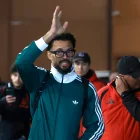 Vozinha saluda a la prensa e hinchas presentes en su llegada a tierras chilenas para unirse al Colo Colo.