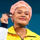 Neisi Dajomes posa con la medalla de bronce obtenida en los Juegos Olímpicos de París 2024.