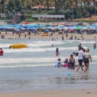 Una playa del Ecuador visitada por cientos de turistas.