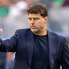 Mauricio Pochettino dirige a la selección de Estados Unidos desde el área técnica durante un encuentro oficial.