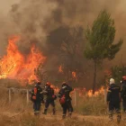 Los bomberos combaten un incendio forestal en la zona metropolitana de Megara, Ática, Grecia, el 2 de agosto de 2026.