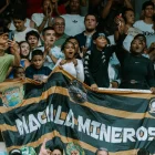 Aficionados de Machala Mineros alentan a su equipo durante el debut en el Clausura 2026 de la Liga Nacional de Ecuavóley.