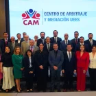 La ceremonia concluyó con la fotografía oficial de autoridades de la UEES y los nuevos integrantes del Centro de Arbitraje y Mediación para el período 2026-2028.